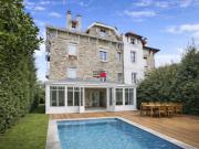 maison bourgeoise en pierre avec jardin et parkings