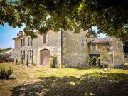 Maison Charentaise avec dépendances et jardin