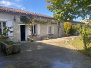 Maison charentaise entièrement restaurée, à louer à Gensac L