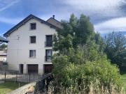 Maison composée de deux appartements avec garage et jardin