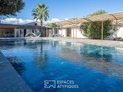 Maison contemporaine avec piscine et jardin