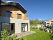 Maison contemporaine avec jardin et terrasse