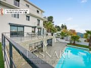 Maison contemporaine avec la piscine et belle vue mer et...