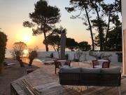 Maison contemporaine avec piscine en bord de mer