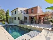Maison contemporaine avec piscine en bord de mer
