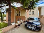 Maison contemporaine avec piscine en bord de mer