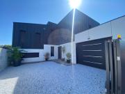 Maison contemporaine avec piscine en bord de mer