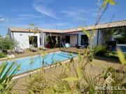 Maison contemporaine avec piscine et grand jardin
