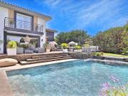 Maison contemporaine avec piscine et jardin