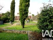 Maison contemporaine avec piscine et jardin