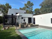 Maison contemporaine avec piscine et jardin