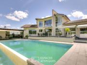 Maison contemporaine avec piscine et jardin