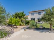 Maison contemporaine avec piscine et jardin