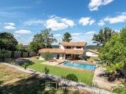 Maison contemporaine avec piscine et jardin