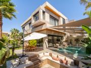 Maison contemporaine avec piscine et jardin