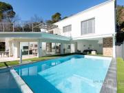 Maison contemporaine avec piscine et jardin