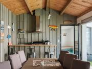 Maison contemporaine avec piscine et jardin