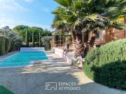 Maison contemporaine avec piscine et jardin