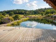 Maison contemporaine avec piscine et jardin