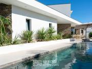 Maison contemporaine avec piscine et jardin