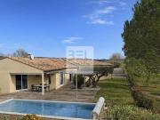 Maison contemporaine avec piscine et jardin