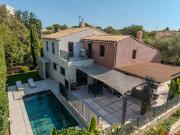 Maison contemporaine avec piscine et jardin