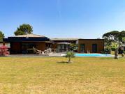 Maison contemporaine avec piscine et jardin