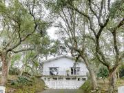 Maison contemporaine avec piscine et jardin