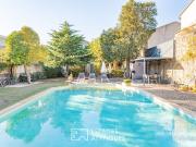 Maison contemporaine avec piscine et jardin