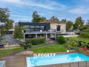 Maison contemporaine avec piscine et jardin