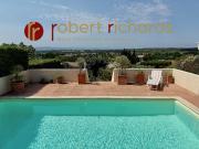Maison contemporaine avec piscine et jardin