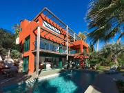 Maison contemporaine avec piscine et jardin