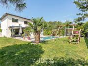 Maison contemporaine avec piscine et jardin