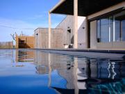 Maison contemporaine avec piscine et jardin