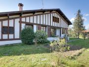 Maison contemporaine avec piscine et jardin
