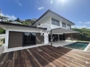 Maison contemporaine avec piscine et jardin