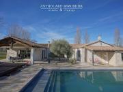 Maison contemporaine avec piscine et jardin