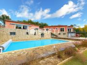 Maison contemporaine avec piscine et jardin