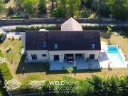 Maison contemporaine avec piscine et jardin