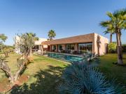 Maison contemporaine avec piscine et jardin