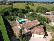 Maison contemporaine avec piscine et jardin