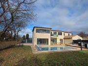 Maison contemporaine avec piscine et jardin