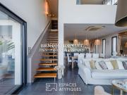 Maison contemporaine avec piscine et jardin