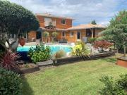 Maison contemporaine avec piscine et jardin