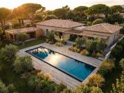 Maison contemporaine avec piscine et jardin