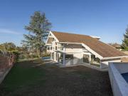 Maison contemporaine avec piscine et jardin