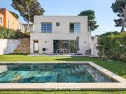 Maison contemporaine avec piscine et jardin