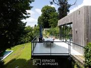 Maison contemporaine avec piscine et jardin
