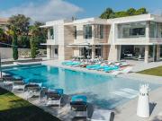 Maison contemporaine avec piscine et jardin