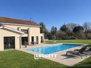Maison contemporaine avec piscine et jardin
